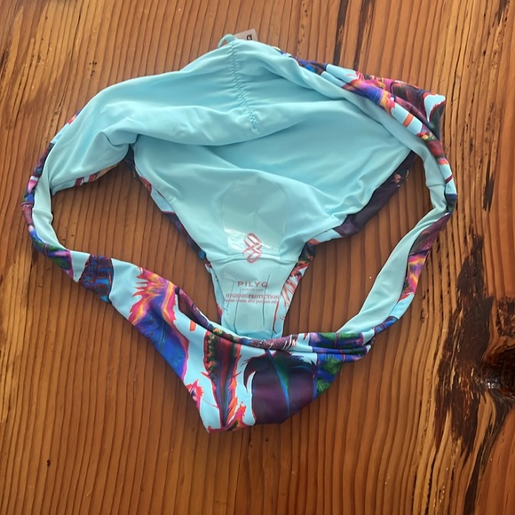 PILYQ Vida Reversable Utopia Halter & Basic Full Bottom Set - Picture 5 of 5